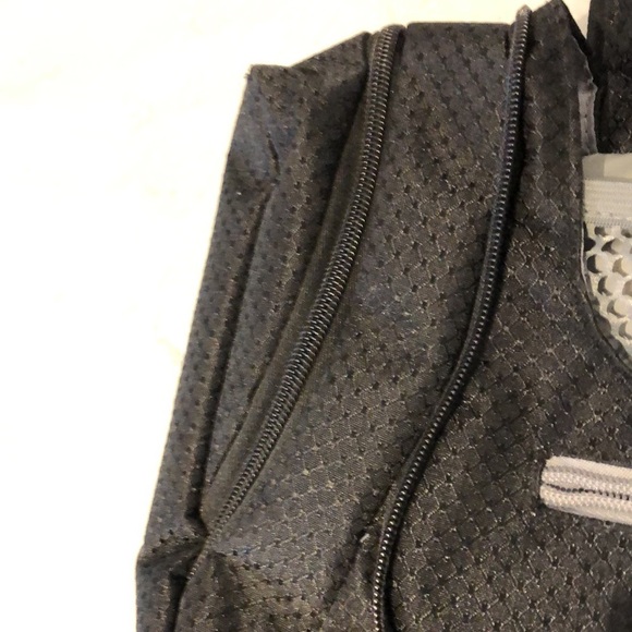 Heys black toilette bag. Lots of zip pockets EUC! - Picture 4 of 7